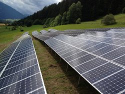 Aufbau eines PV-Parks Aufbau eines PV-Parks