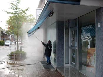 Reinigungsarbeit an einer Fassade Reinigungsarbeit an einer Fassade